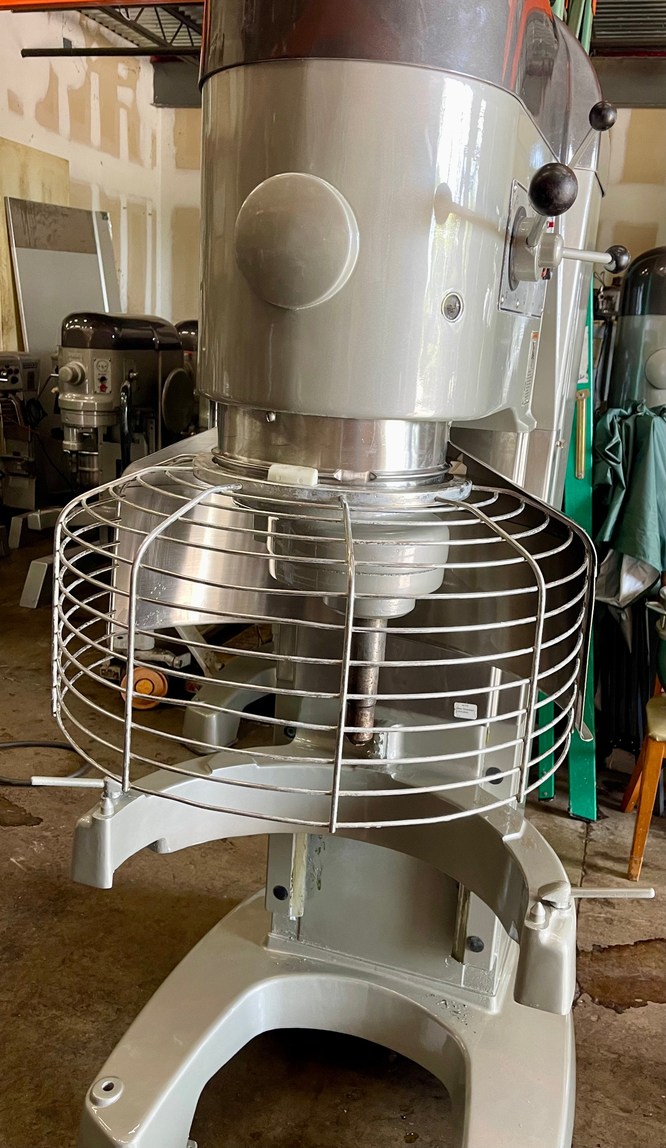 Hobart V1401 140 quart mixer. Comes with stainless steel bowl and 1 attachment