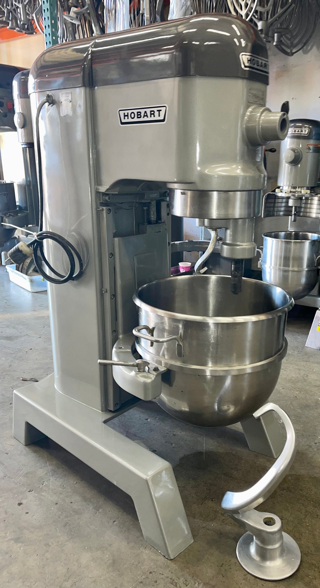 Hobart H600t 60 quart mixer w timer 1 phase 2 HP comes with stainless steel bowl and one attachment