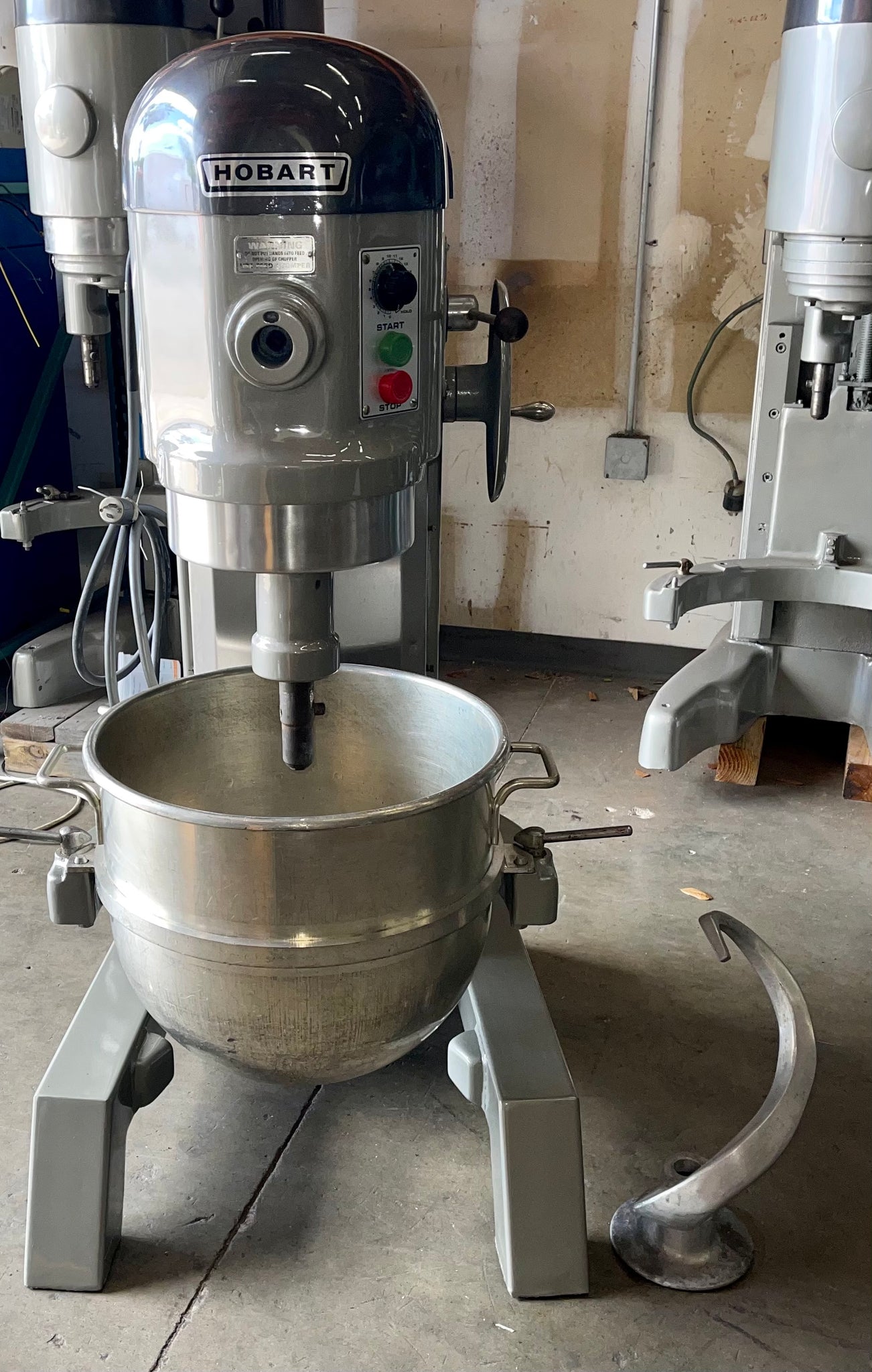 Hobart 1 phase H600 60 qt mixer comes with stainless steel bowl and one attachment